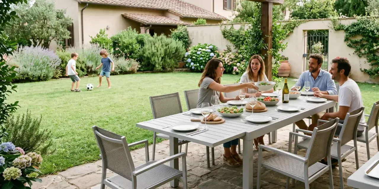 Famiglia che pranza all'aperto, con bambini che giocano a calcio. Perfette idee zona relax giardino per godersi la vita.