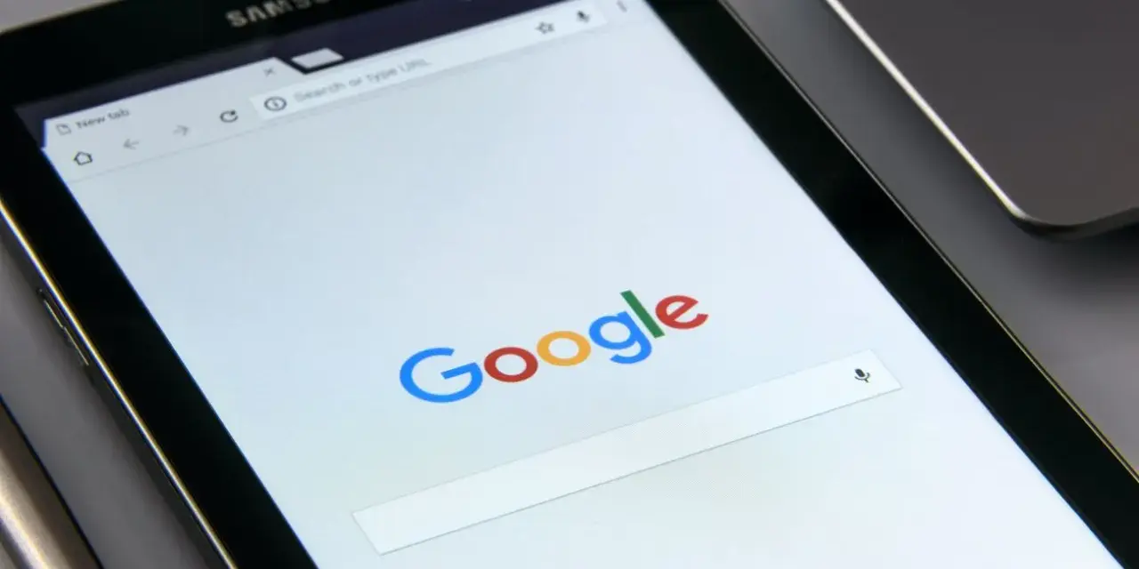Ekran telefonu Samsung z otwartą wyszukiwarką Google. Czas na aktualizację telefonu i nowe funkcje!