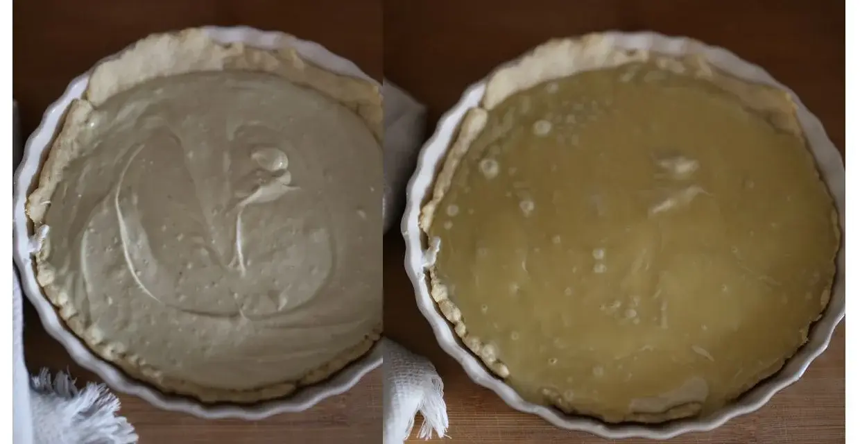 Dwie tarty pistacjowe w białej formie: jedna z kremowym nadzieniem, druga z płynnym, żółtym.
