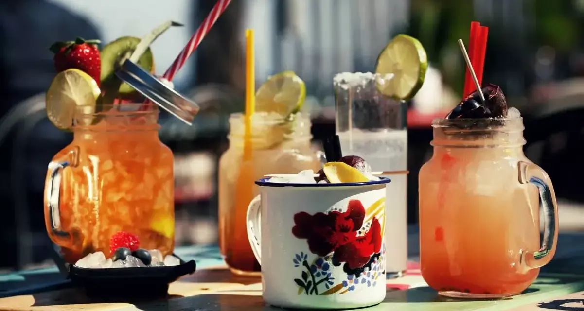 Erfrischende Cocktails, die an Hemingway und seinen Alkohol erinnern, mit Früchten und Eis.