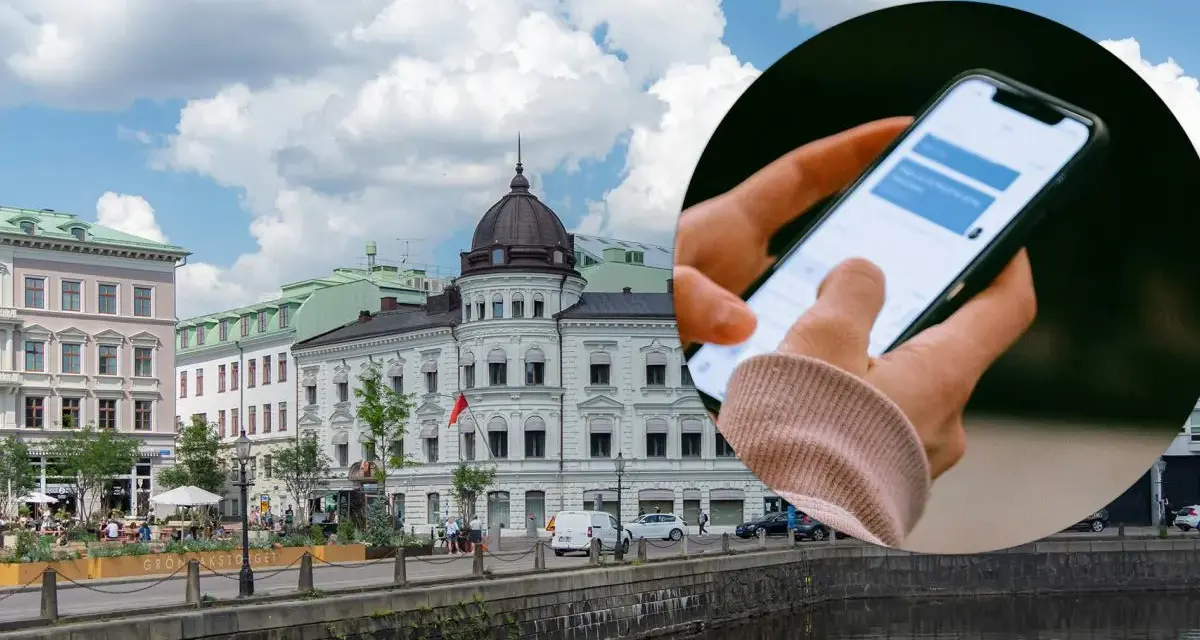 Dłoń trzymająca smartfon z widocznym oknem czatu na tle miejskiego krajobrazu z budynkami i rzeką.