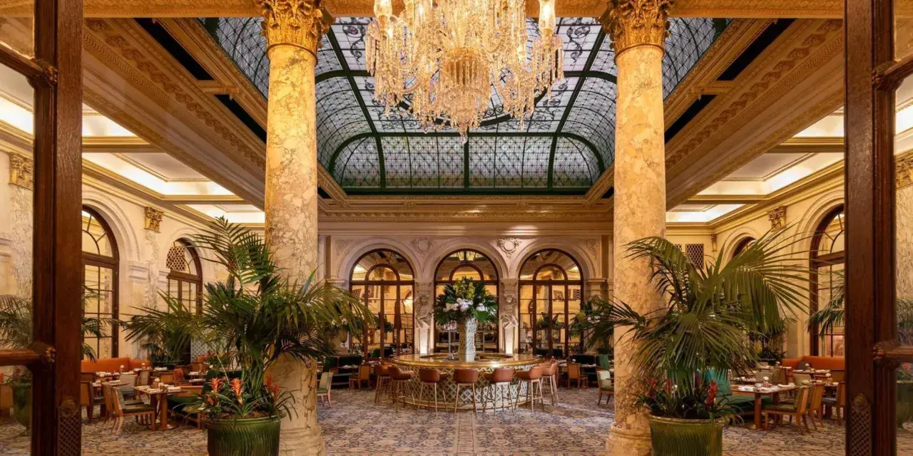 Luksusowy hol hotelu Plaza w Nowym Jorku. Zastanawiasz się, ile kosztuje jedna noc w hotelu Plaza w Nowym Jorku?