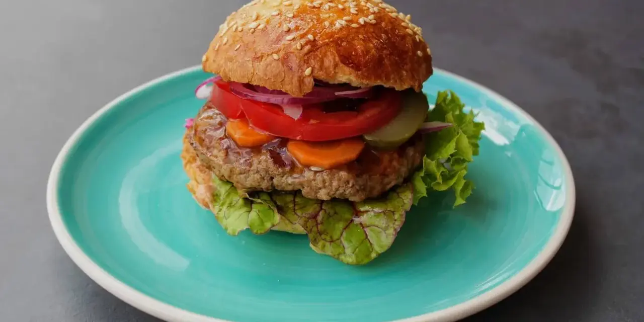 Rozmoknięta bułka w burgerze? 7 zasad na idealny kęs!