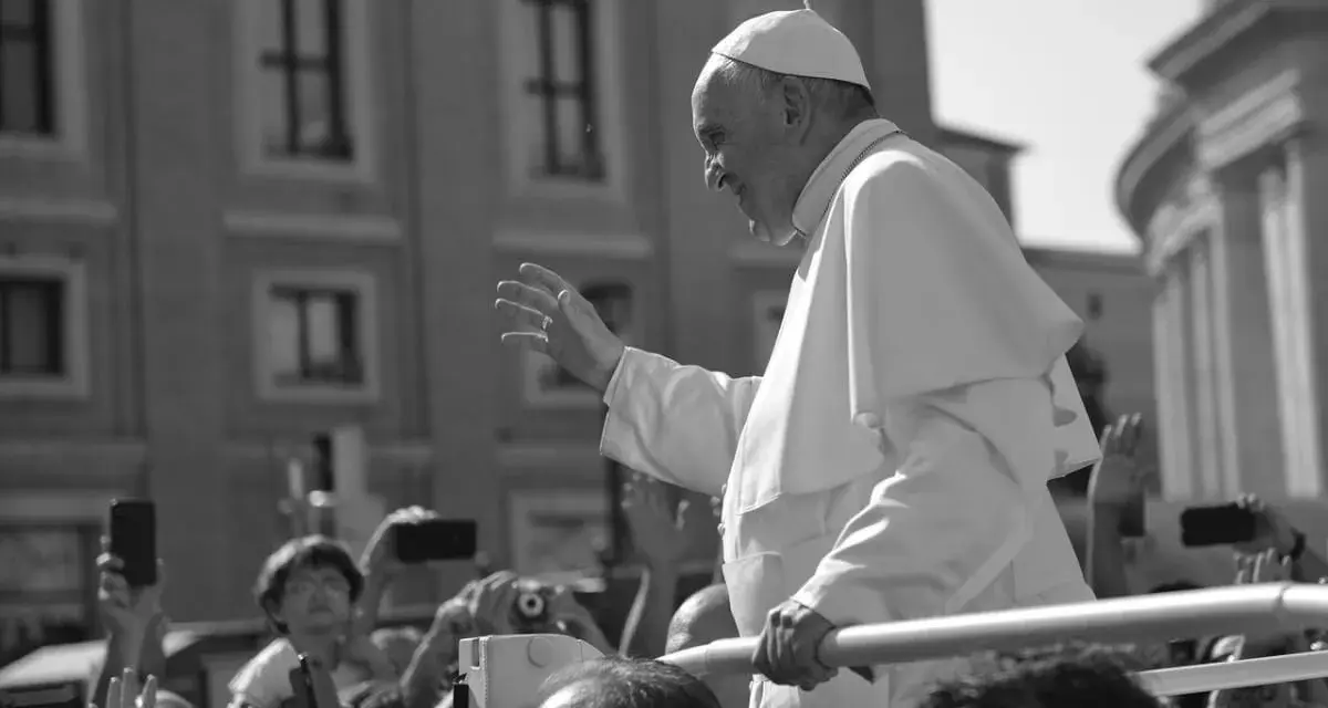 Papież Franciszek pozdrawia tłum. Kto może zostać papieżem? Tylko kardynałowie.