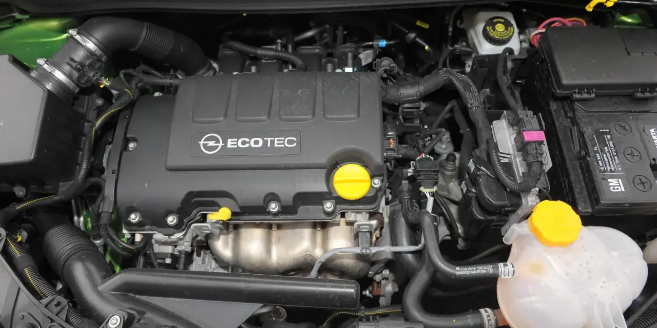 Silnik Opel Meriva 1.7 CDTI z widocznym napisem ECOTEC, akumulatorem i zbiorniczkiem płynu chłodniczego.