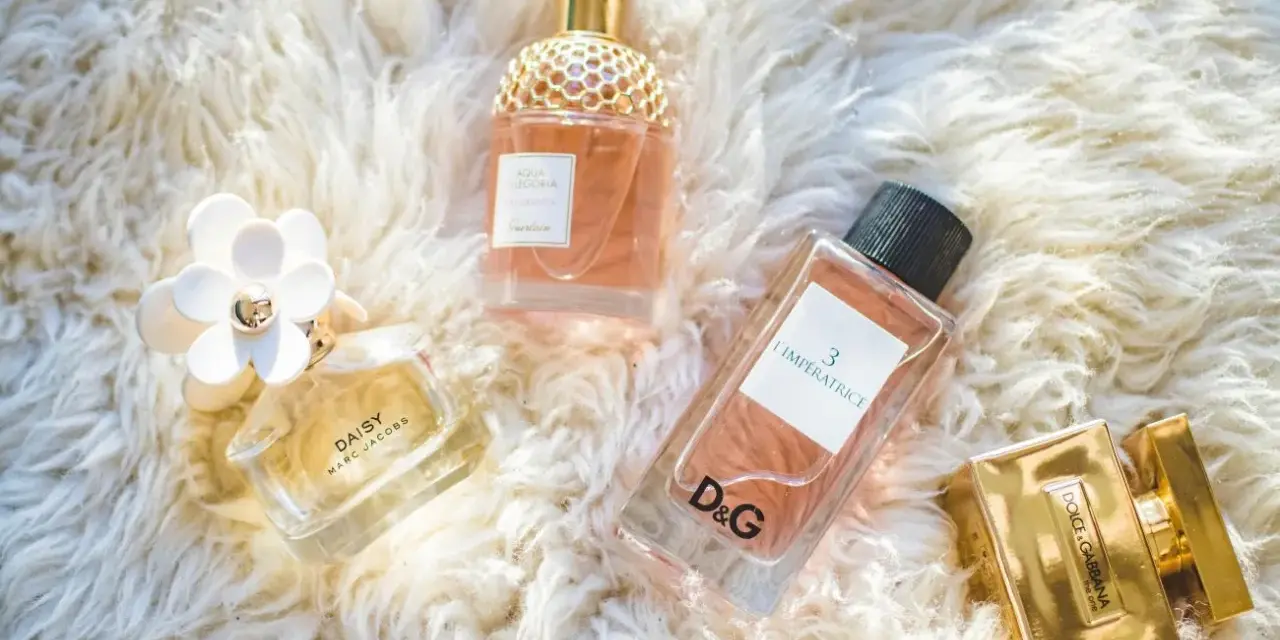 Kolekcja luksusowych perfum damskich: Daisy, Aqua Allegoria, L'Impératrice D&G i The One Dolce & Gabbana na puszystym tle.