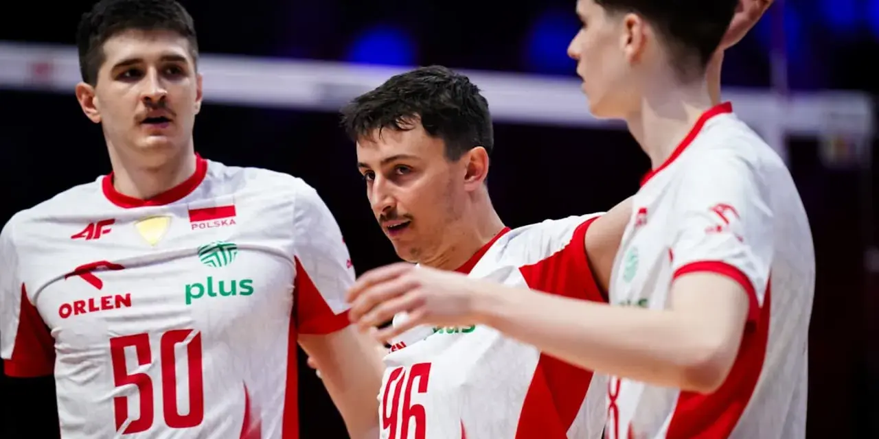 Trzech zawodników w biało-czerwonych strojach siatkarskich, z orzełkiem i napisem "Polska". Emocje po meczu Polska-Holandia w siatkówce.