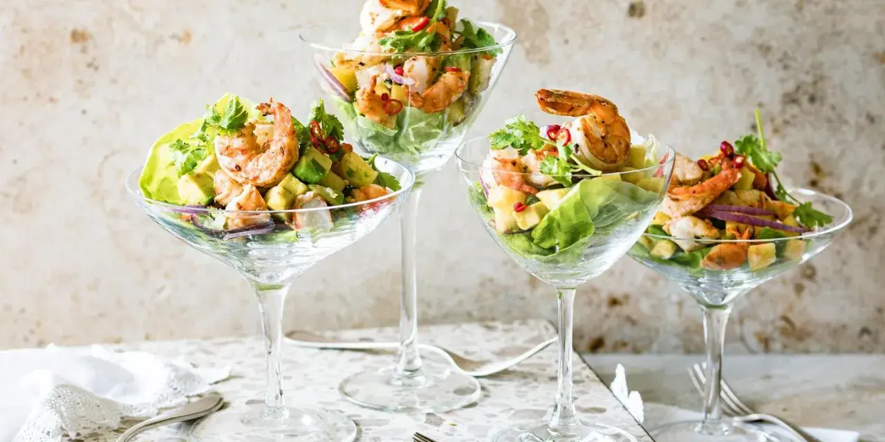 Vier appetitliche Garnelensalat Cocktails mit Avocado, Salat und Chili. Ein tolles Rezept für Garnelensalat Cocktail!