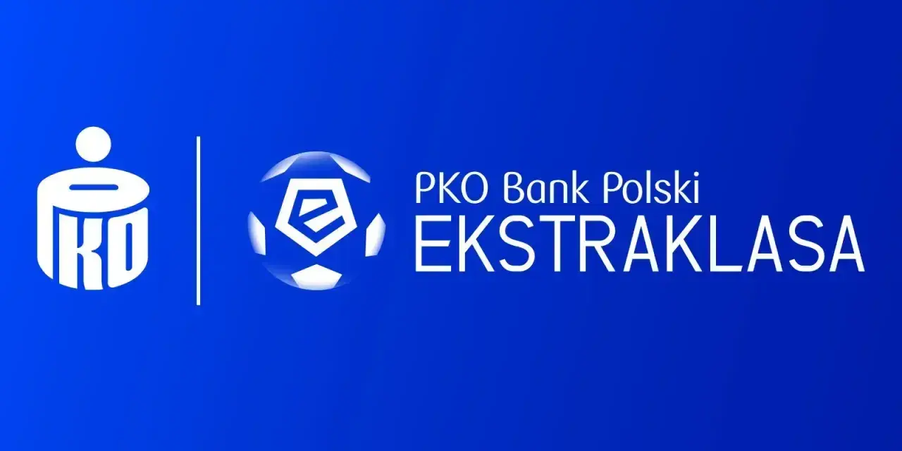 Logo PKO Bank Polski i piłka z literą "e" symbolizują emocjonujące rozgrywki ekstraklasy.