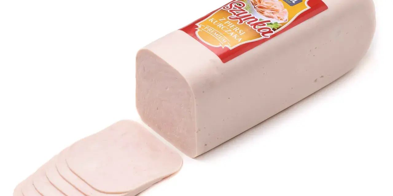 Szynka z kurczaka Karol Premium, pokrojona w cienkie plastry, gotowa do podania.