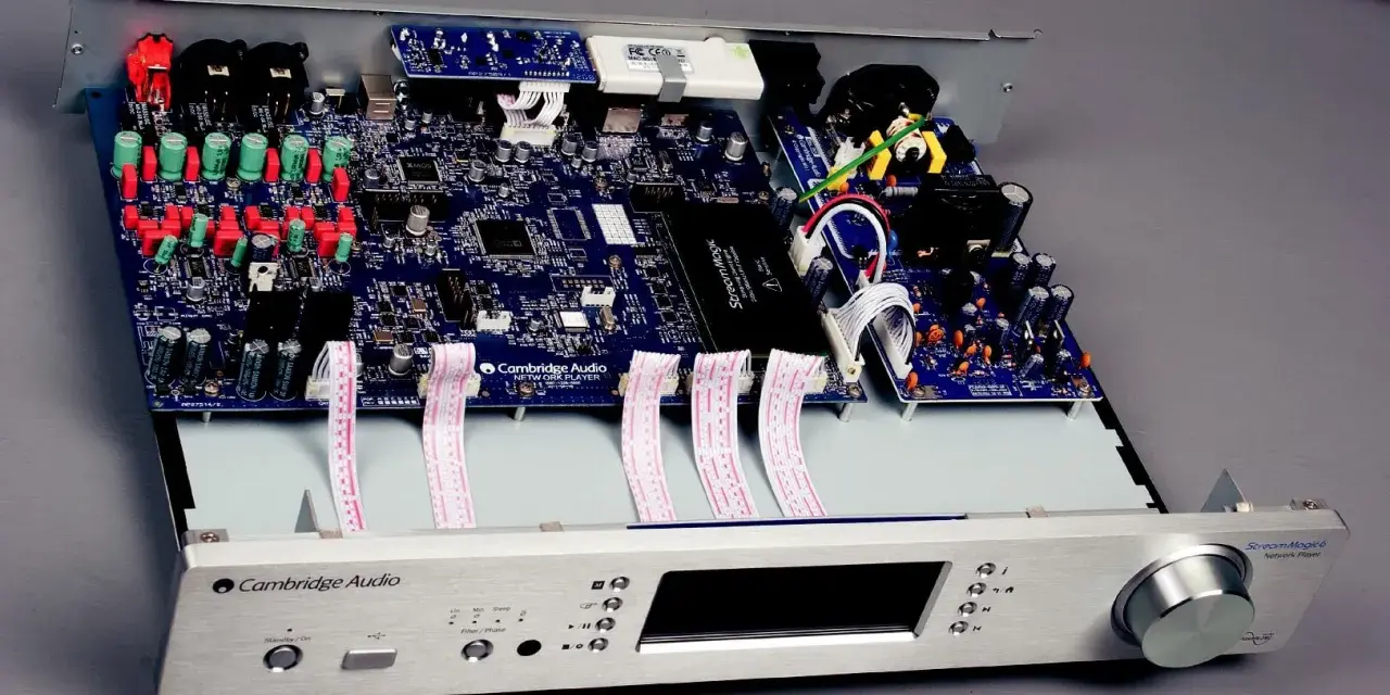 Wnętrze odtwarzacza Cambridge Audio Stream Magic 6 z widoczną płytą główną, kondensatorami i taśmami połączeniowymi.