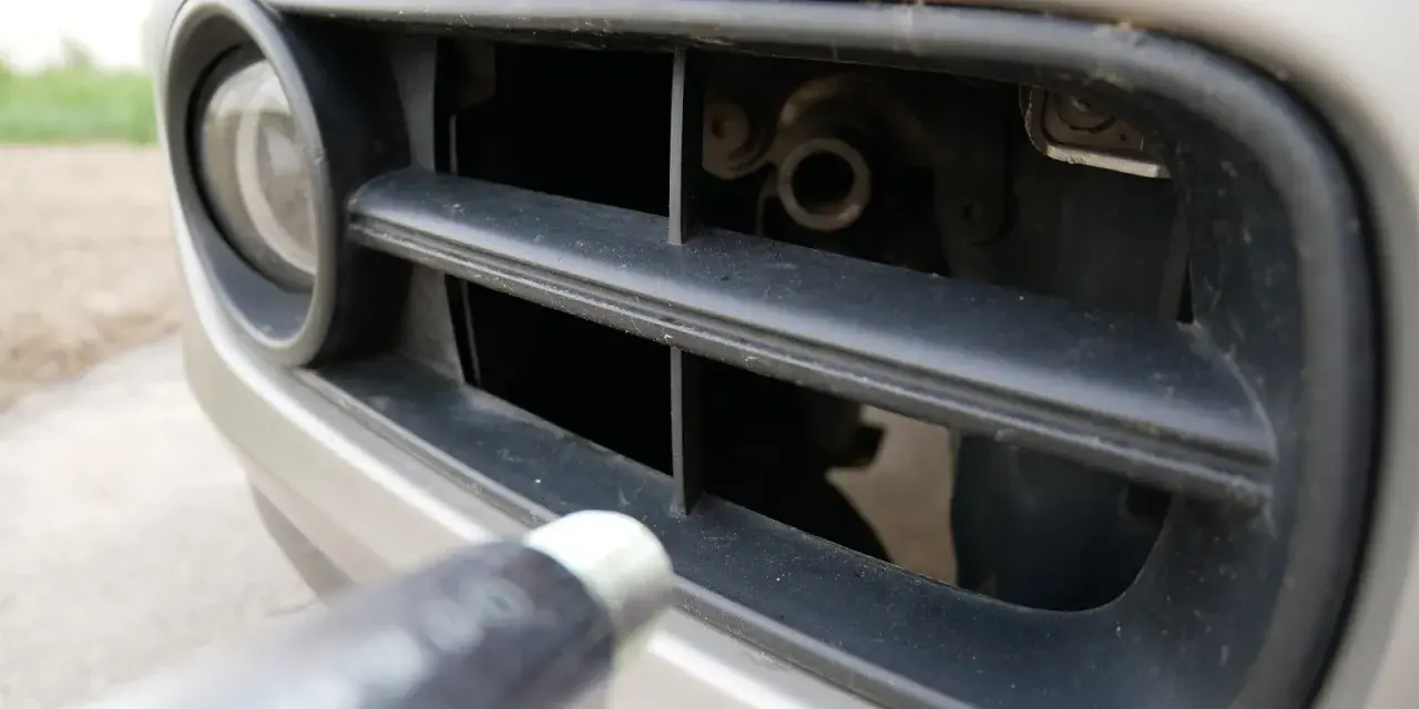 Gdzie wkręcić ucho do holowania VW T5 - proste kroki i porady