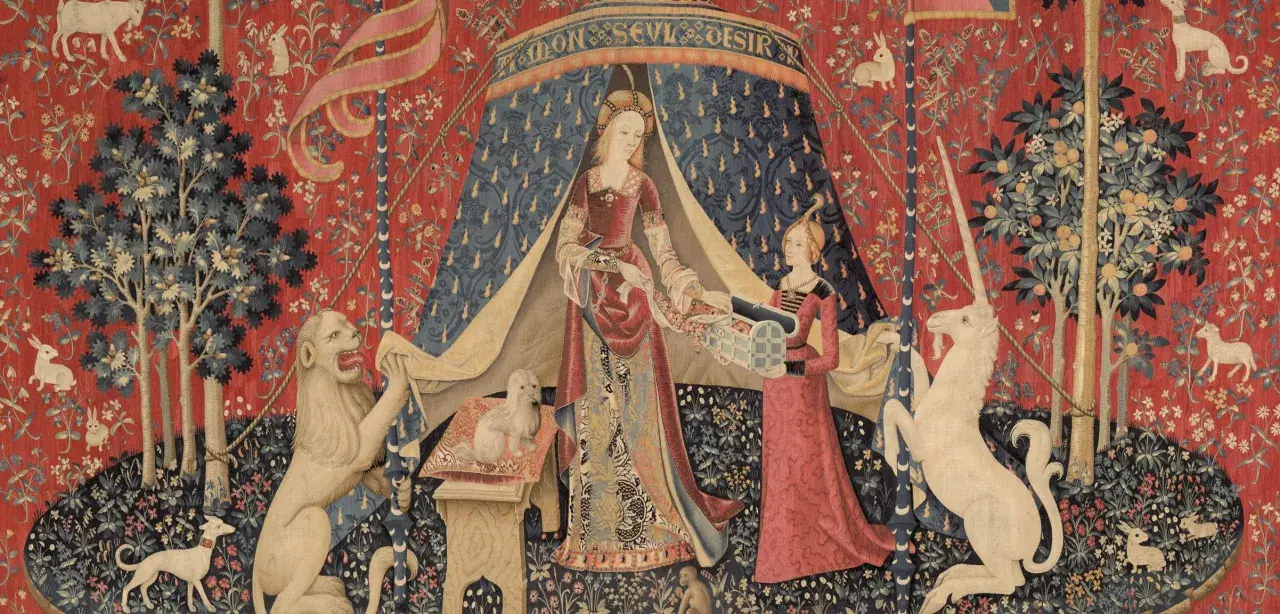 Tapiz del "Dama y el Unicornio" en el museo Cluny. Una dama recibe un collar de un unicornio, custodiada por un león.