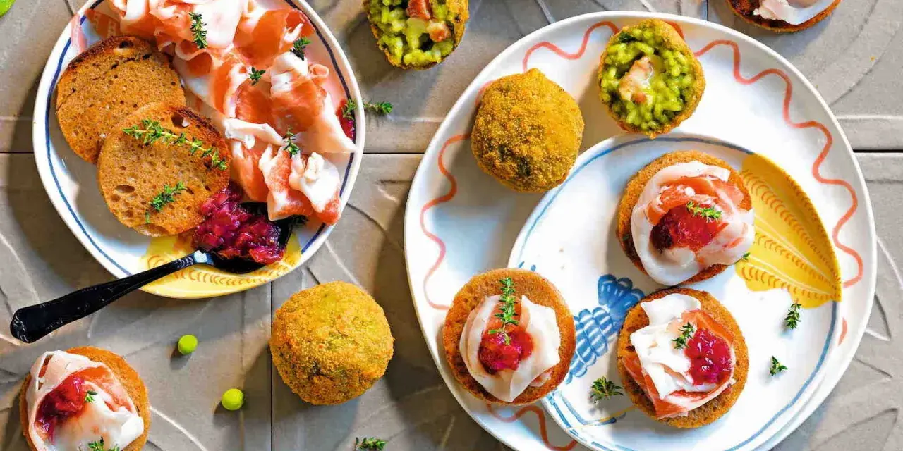 Antipasti sfiziosi per stupire freddi: croccanti arancini verdi e tartine con prosciutto e confettura.