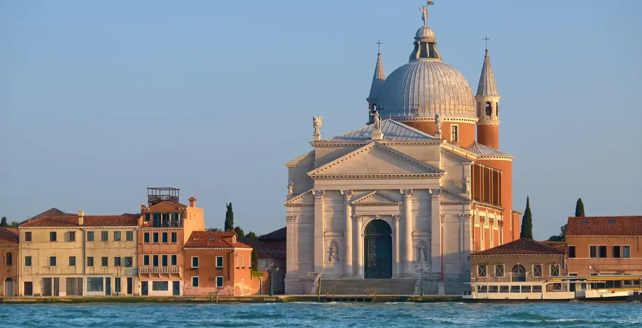 La maestosa chiesa di San Giorgio Maggiore domina il canale. Quante chiese ci sono a Venezia? Tante, ma questa è una delle più belle.