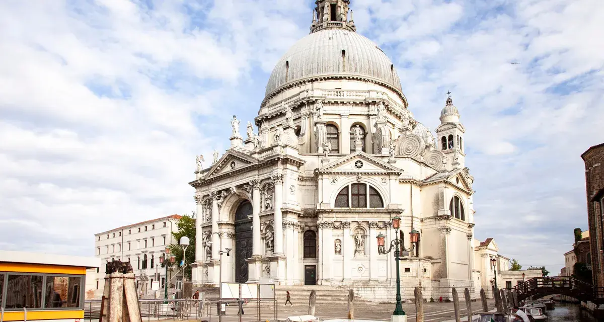 Basilica di Santa Maria della Salute, una delle chiese da vedere a Venezia, con la sua imponente cupola bianca che domina il canale.