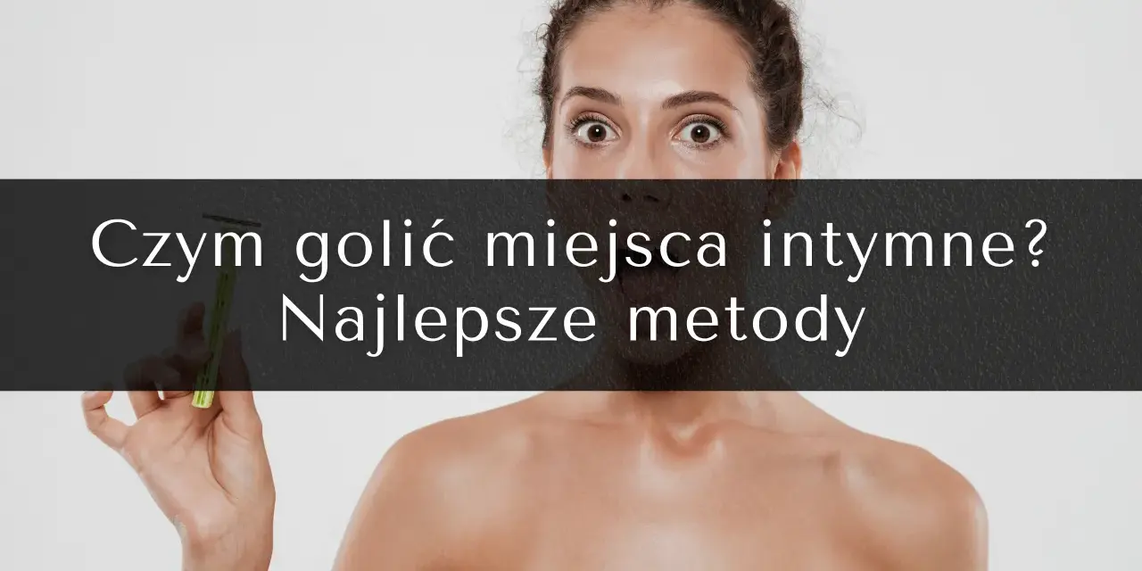 Kobieta z zaskoczonym wyrazem twarzy trzyma maszynkę, zastanawiając się, czy trzeba golić miejsca intymne i jakie są najlepsze metody.