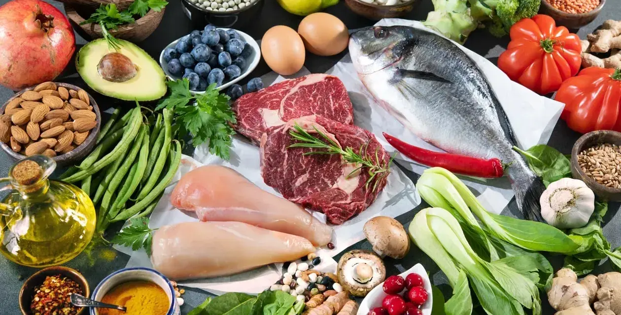 Mięso, ryba, jajka, awokado, jagody, orzechy i warzywa liściaste – idealne składniki na dietę niskowęglowodanową.