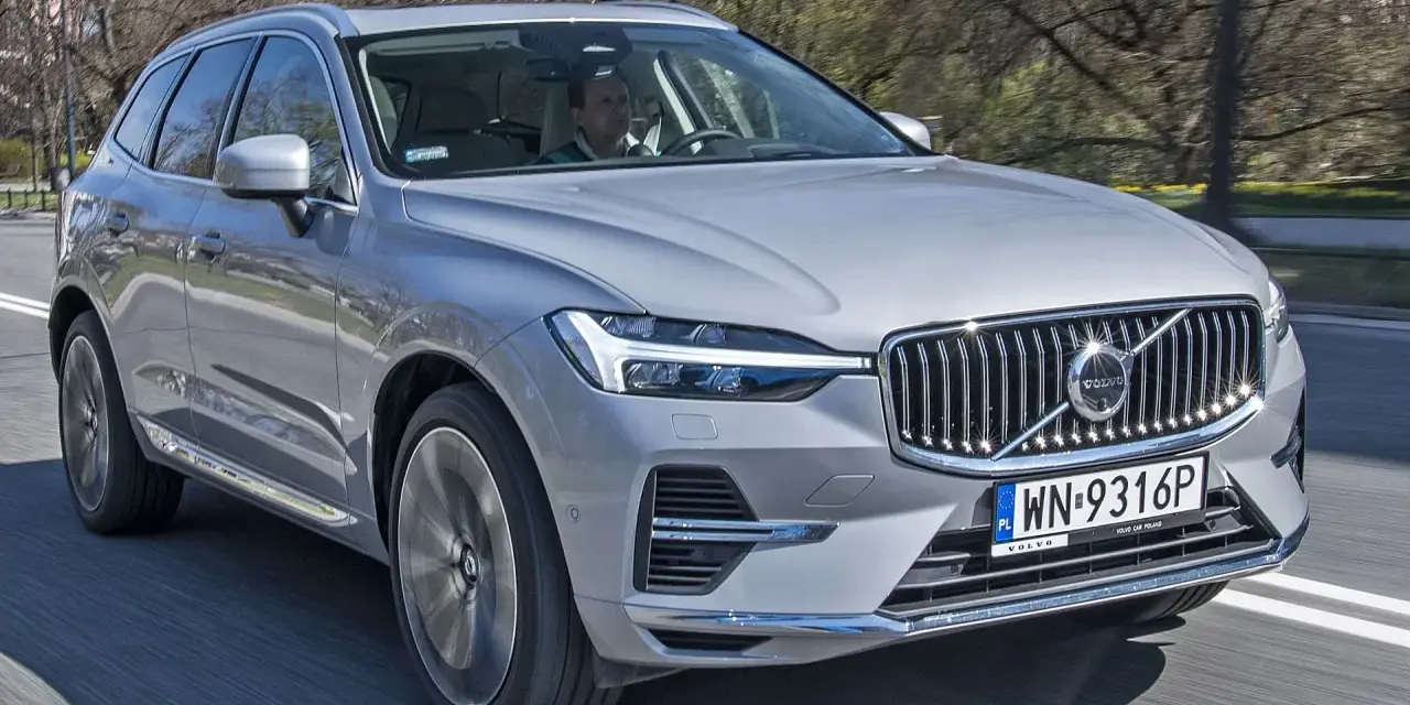 Srebrne Volvo XC60 w ruchu ulicznym. Sprawdź aktualną volvo xc60 cena i wybierz swój wymarzony SUV.