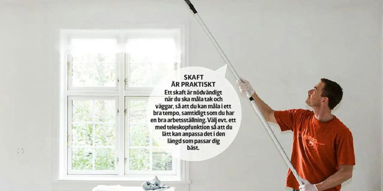 Man målar taket med en lång teleskopskaft för att underlätta arbetet. Att måla med struktur roller blir enklare med rätt verktyg.