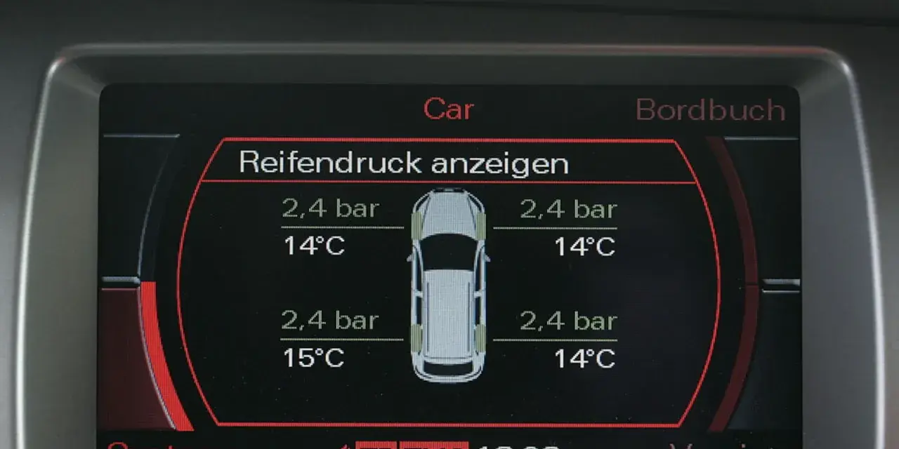Wyświetlacz pokazuje ciśnienie w oponach (tpms co to), temperaturę i stan ogumienia.