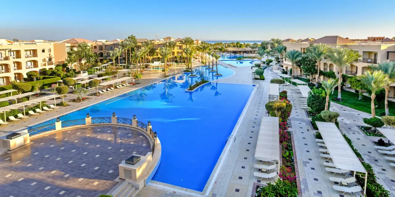 Luksusowy resort z basenami i palmami. Jaz Aquamarine opinie potwierdzają, że to idealne miejsce na wakacje.