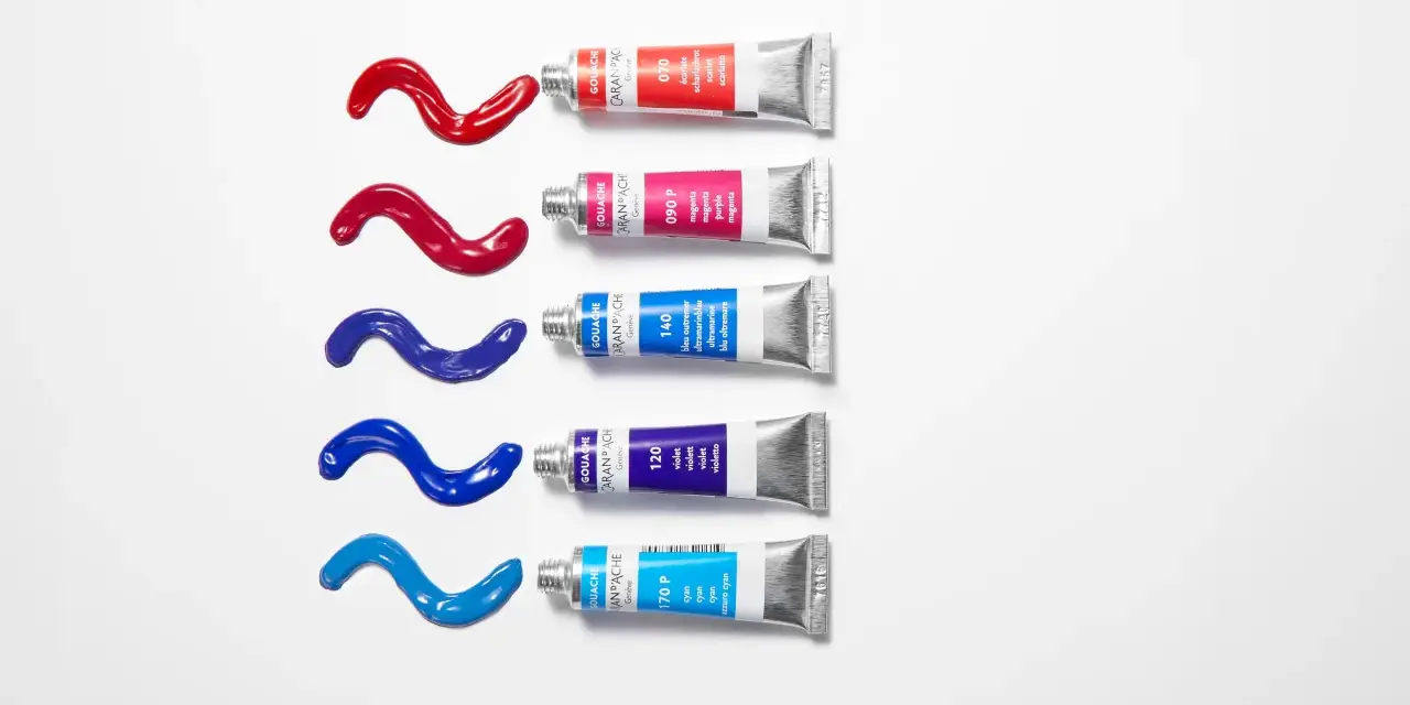 Des tubes de gouache ou acrylique Caran d'Ache libèrent des traînées de couleurs vives : rouge, magenta, bleu outremer, violet et cyan.