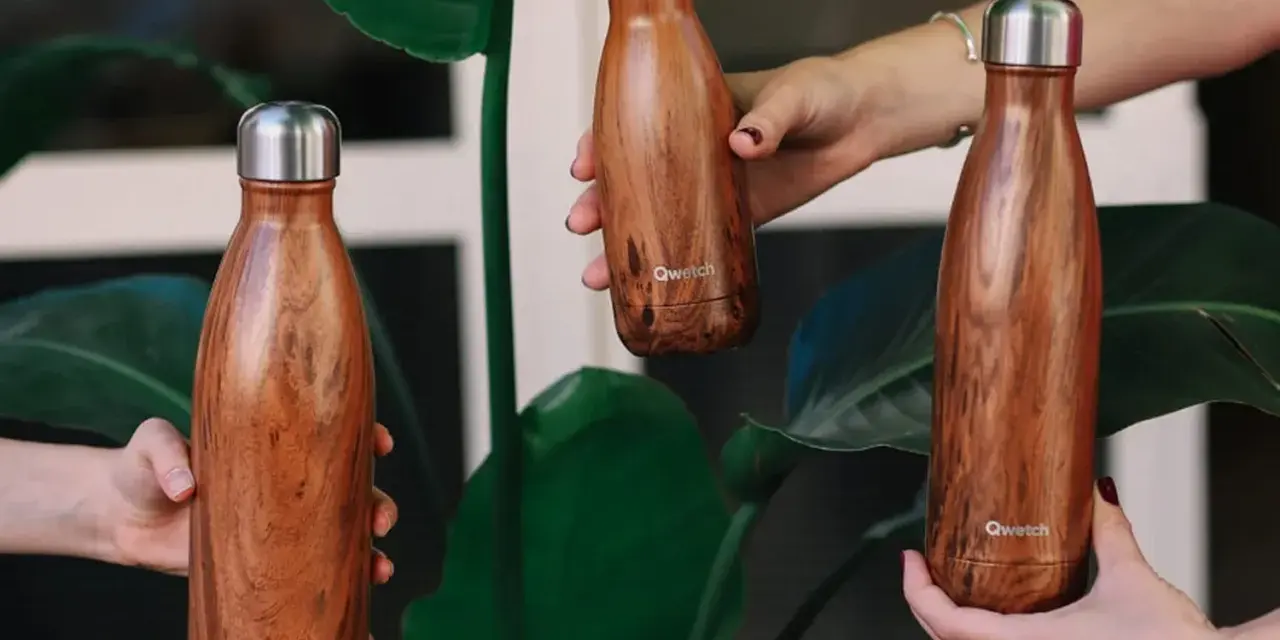 Trois gourdes inox au design bois, parfaites pour nettoyer et emporter vos boissons partout.