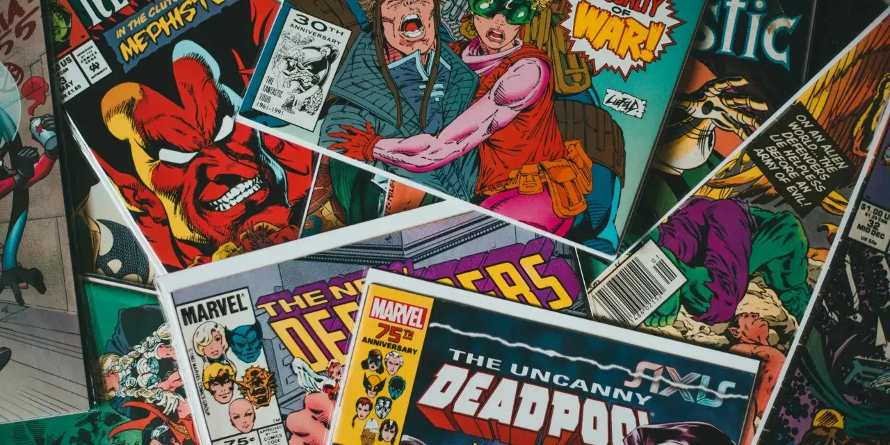 Stos kolorowych okładek komiksów Marvela, w tym Deadpool i Fantastyczna Czwórka.