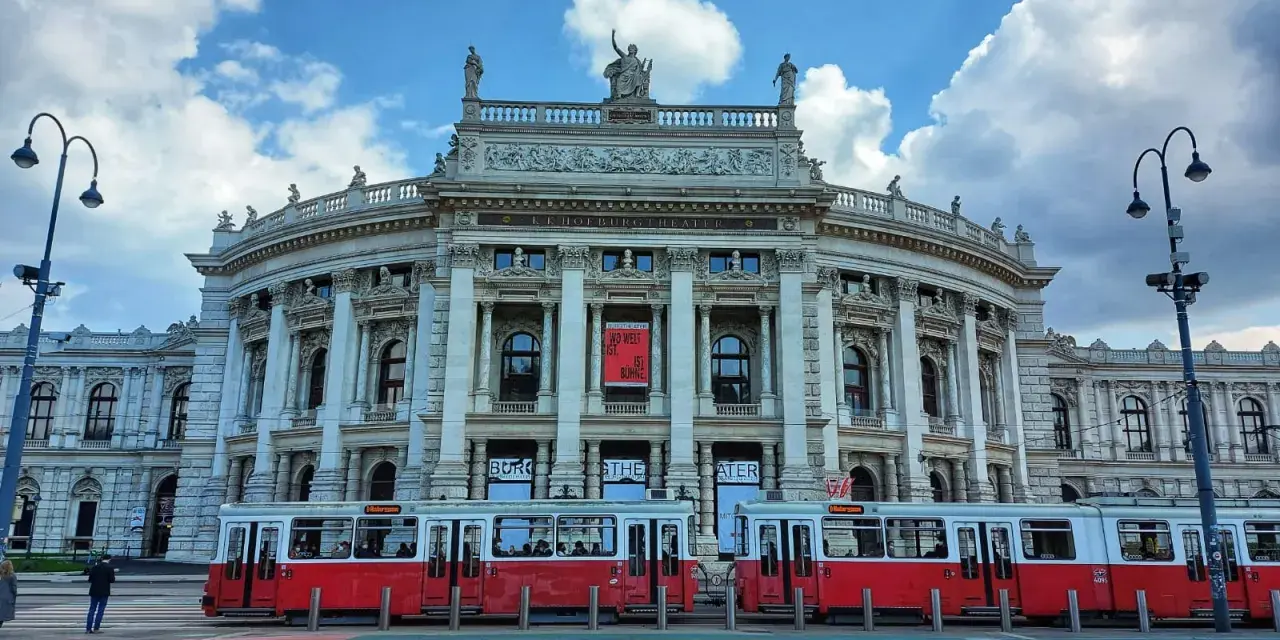 Wiedeń w jeden dzień: czerwone tramwaje przed majestatycznym Burgtheater.