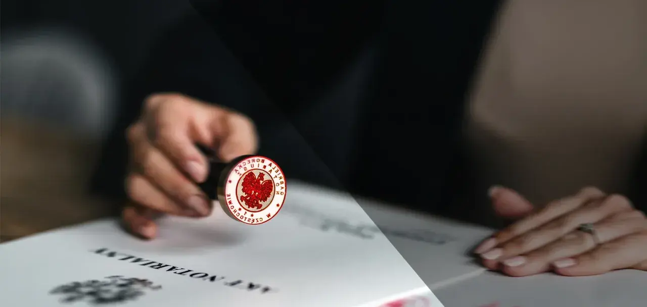 Notariusz stempluje dokument, finalizując akt poświadczenia dziedziczenia.