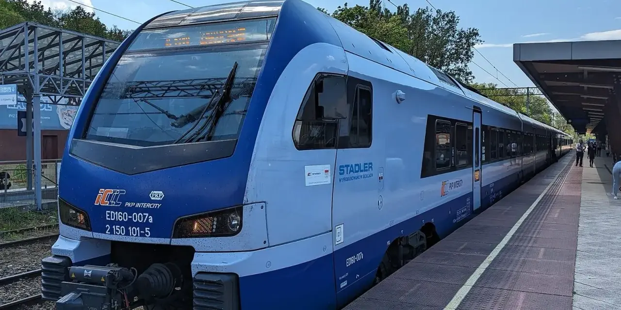 Nowy pociąg PKP Intercity Stadler ED160-007a na stacji w Solcu-Zdroju.