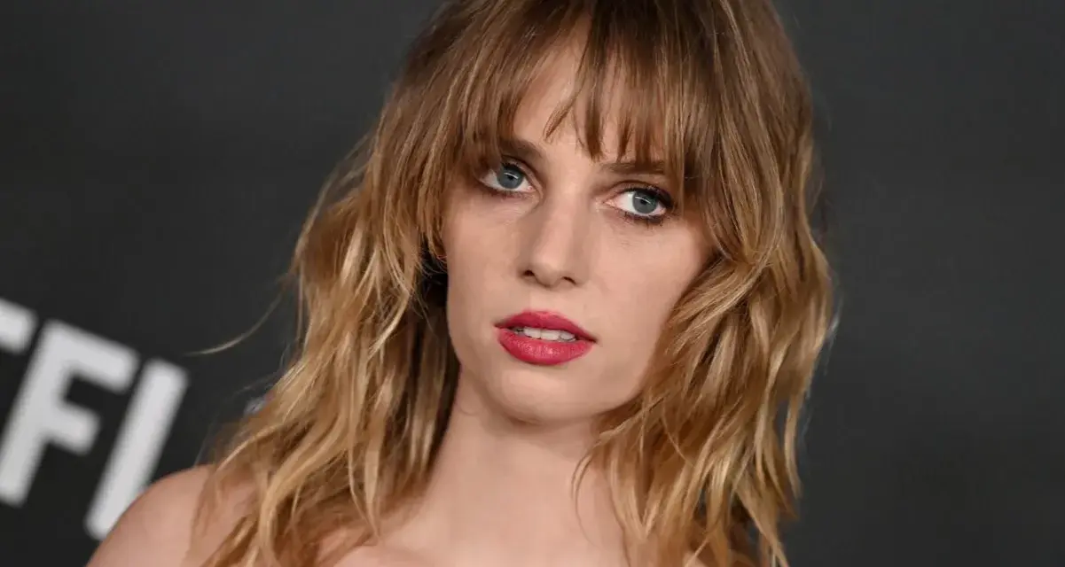 Maya Hawke, znana z filmów, seriali i programów, z burzą blond włosów i wyrazistymi ustami.