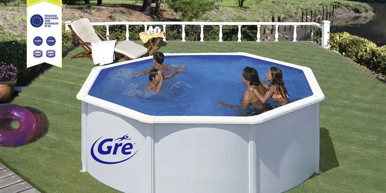 Familia disfrutando en piscinas para patios, una opción refrescante para el verano.