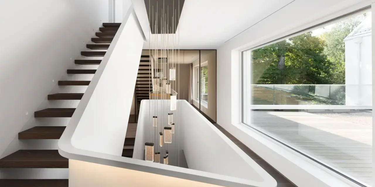 Modernes Treppenhaus gestalten: Schwebende Holzstufen, minimalistische weiße Wände und eine auffällige Hängeleuchte schaffen ein elegantes Ambiente.