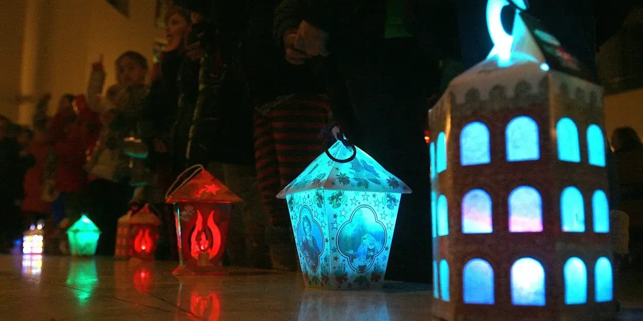 Kolorowe lampiony, jak te na roratach, rozświetlają mrok. Dzieci niosą je w procesji, tworząc magiczny widok.