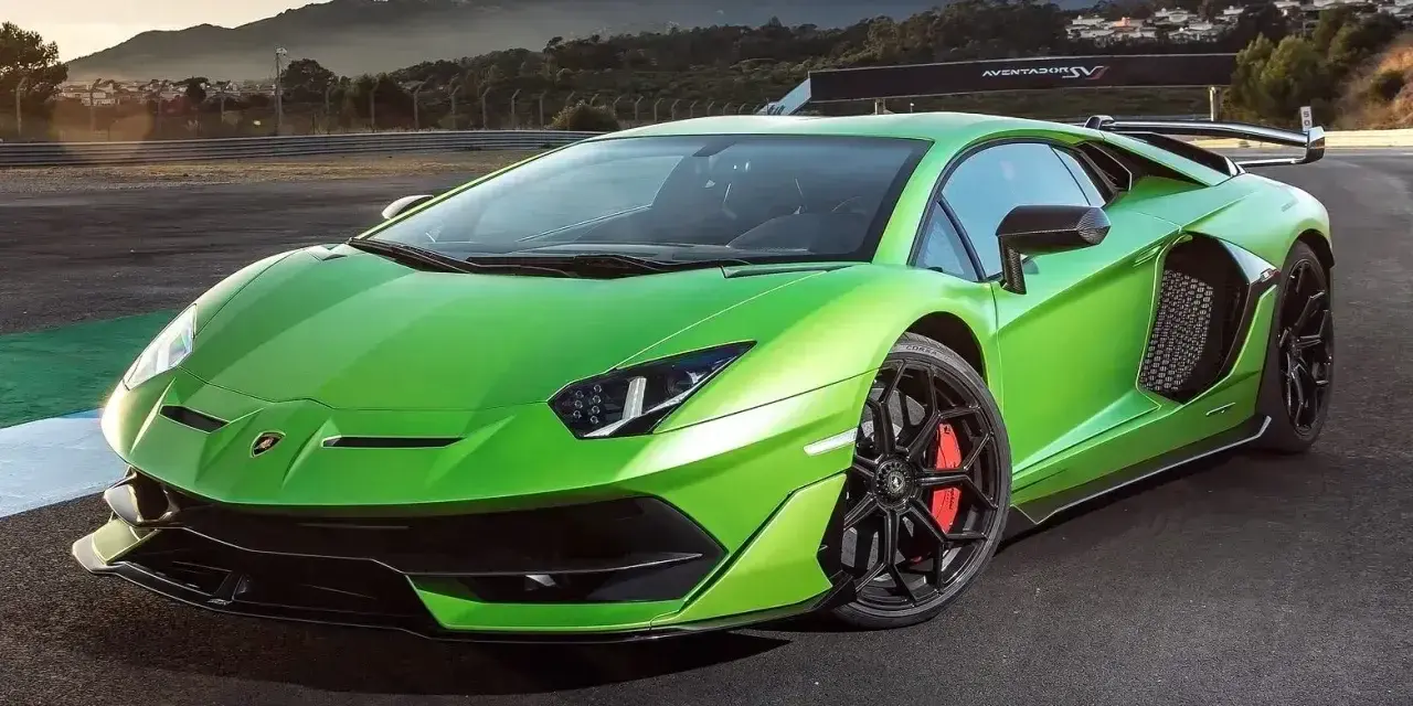 Jaskrawozielony Lamborghini Aventador SVJ na torze wyścigowym, gotowy do szaleństwa.