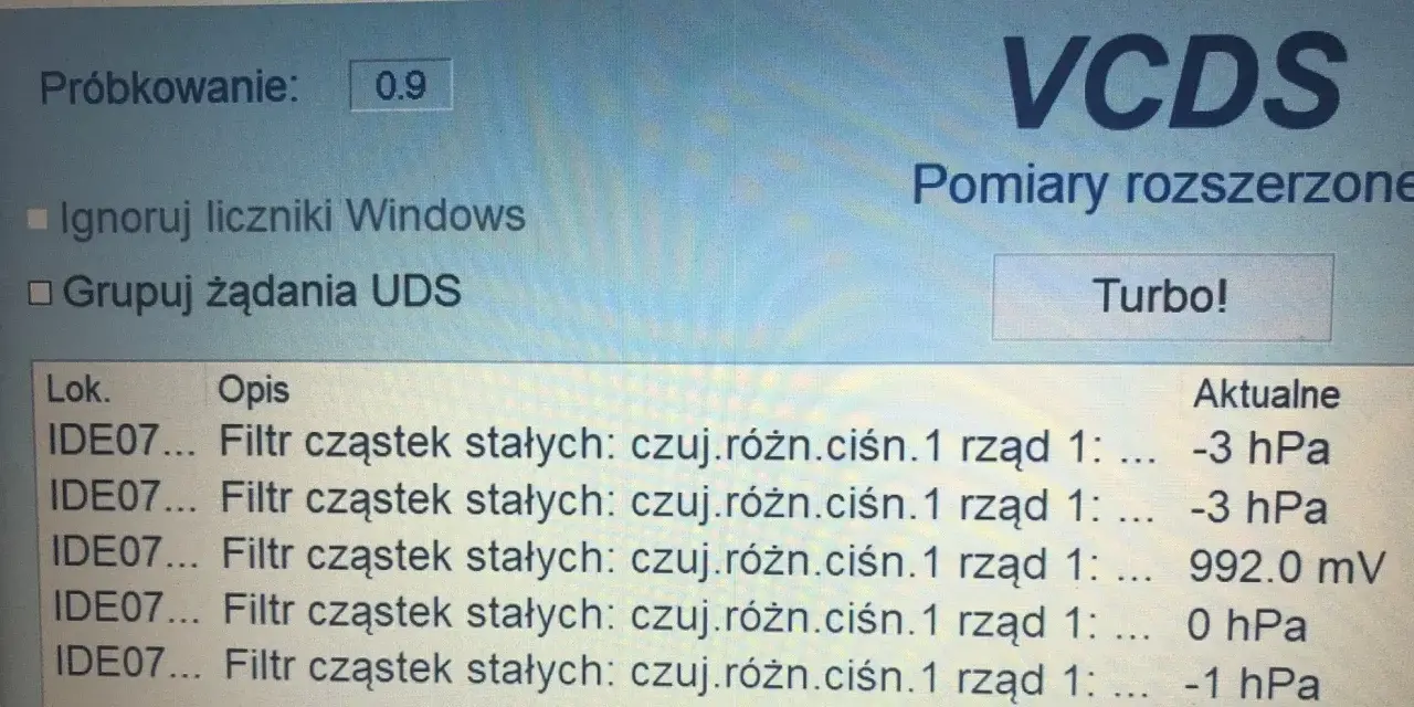 Ekran komputera z programem VCDS pokazujący pomiary ciśnienia różnicowego filtra DPF.