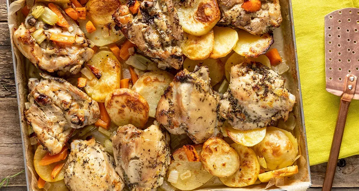 Sovracosce di pollo dorate e succulente, cotte al forno con patate, carote e sedano. Un piatto rustico e saporito.