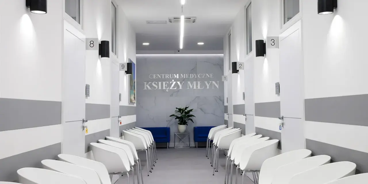 Nowoczesny korytarz poczekalni w centrum medycznym z białymi krzesłami i drzwiami.