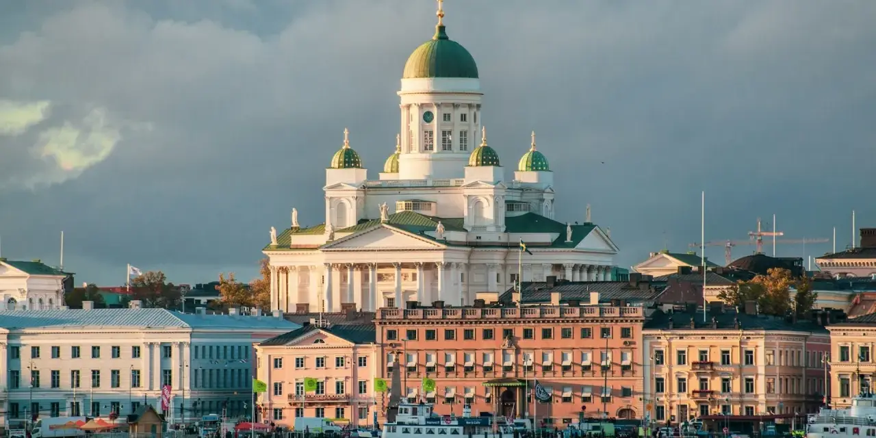 Helsinki czy warto? Widok na katedrę i nadbrzeże z łodziami. Architektura miasta zachwyca, a port tętni życiem.