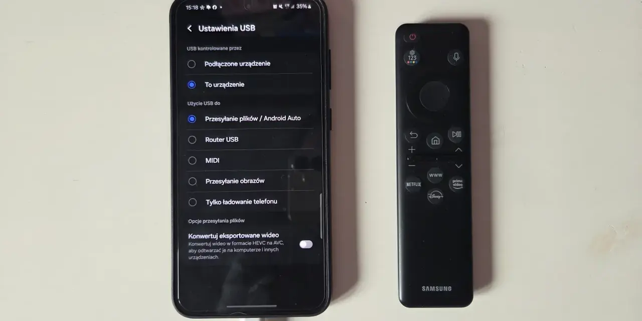 Telefon podłączony do telewizora przez USB. Ustawienia USB na ekranie telefonu pokazują opcje przesyłania plików, co jest kluczowe, jak połączyć telefon z telewizorem.