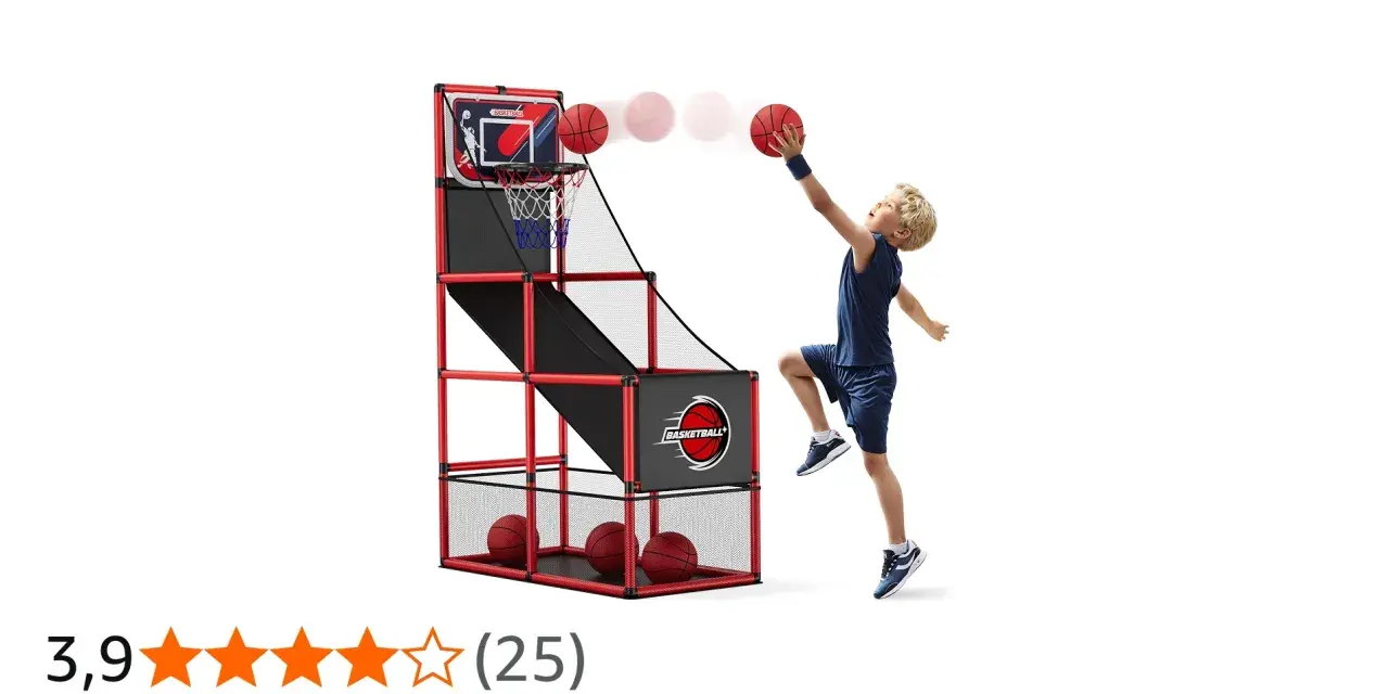 Niño rubio lanza pelotas en un juego de baloncesto. ¡Diversión asegurada con estos juegos de baloncesto!