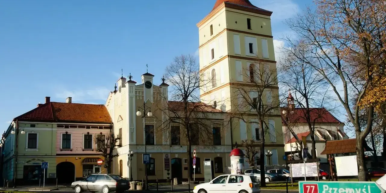 Wieża ratuszowa i kolorowe kamienice w Leżajsku. Atrakcje miasta zachęcają do zwiedzania.