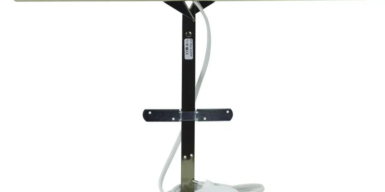 En lampa designad för att belysa tavlor, med en metallstång och justerbart fäste.
