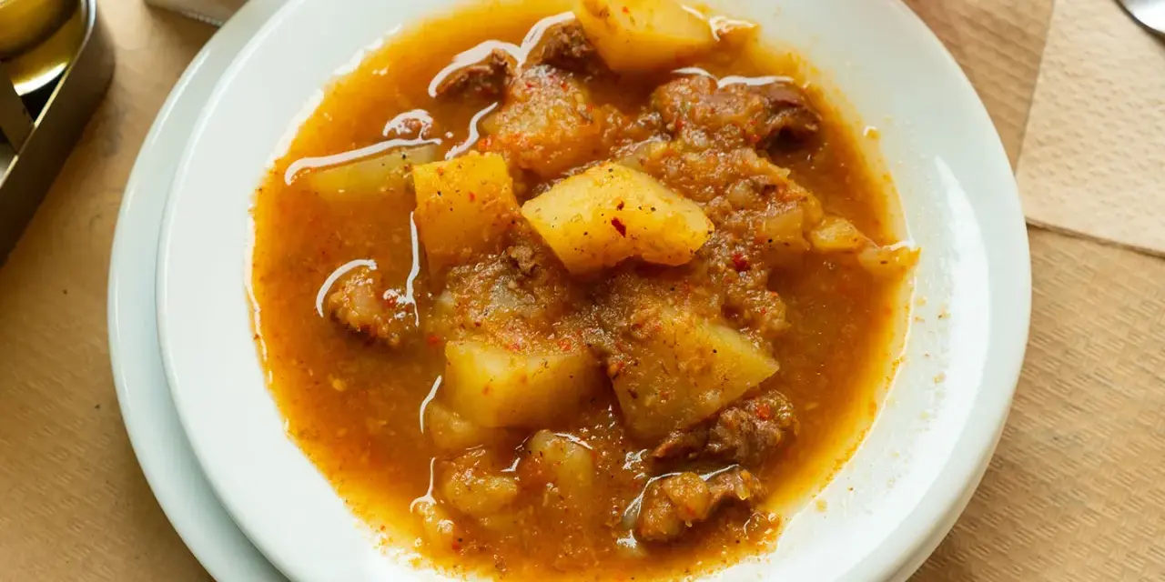 Guiso reconfortante con trozos de carne y patatas en una salsa especiada, perfecto para los alimentos de invierno.
