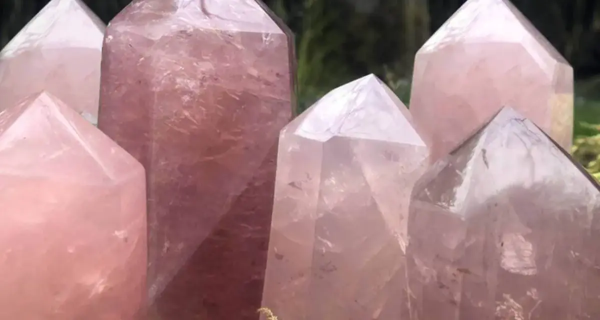 Cristales de cuarzo rosa pulidos, listos para limpiar su energía.