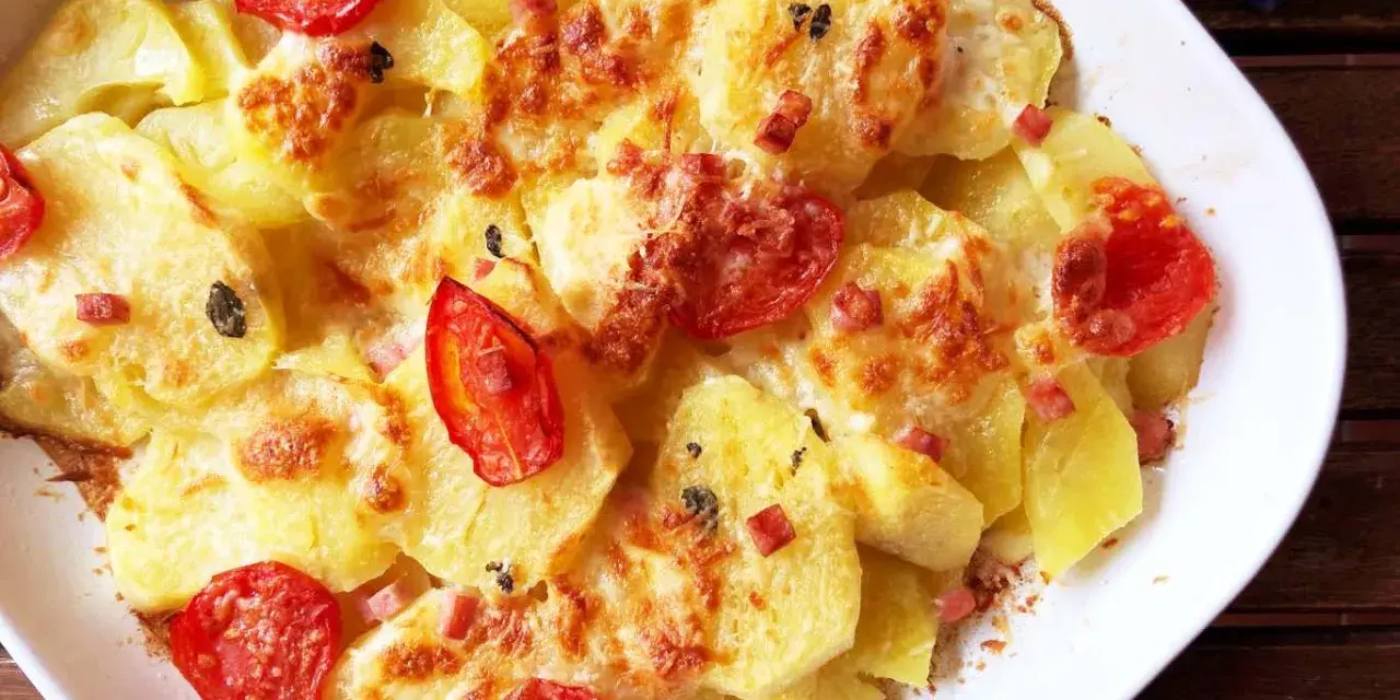 Patate al forno con pomodorini e pancetta, una delle 10 ricette con le patate veloci perfette per ogni occasione.