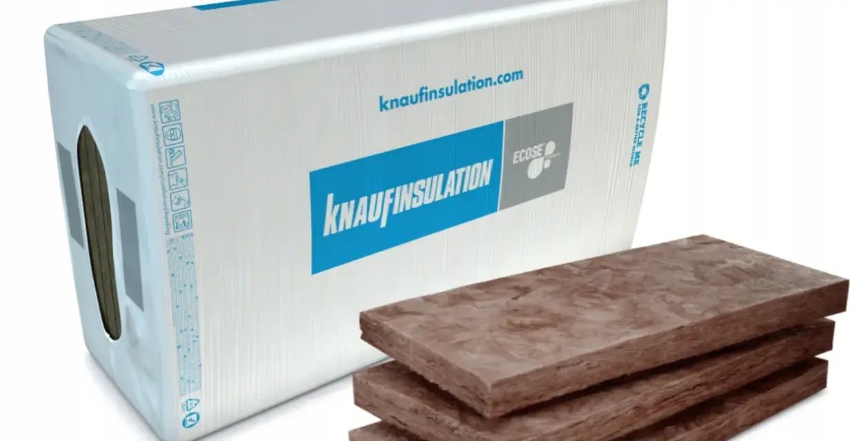Opakowanie wełny mineralnej Knauf Unifit 035 15cm i trzy płyty izolacyjne.