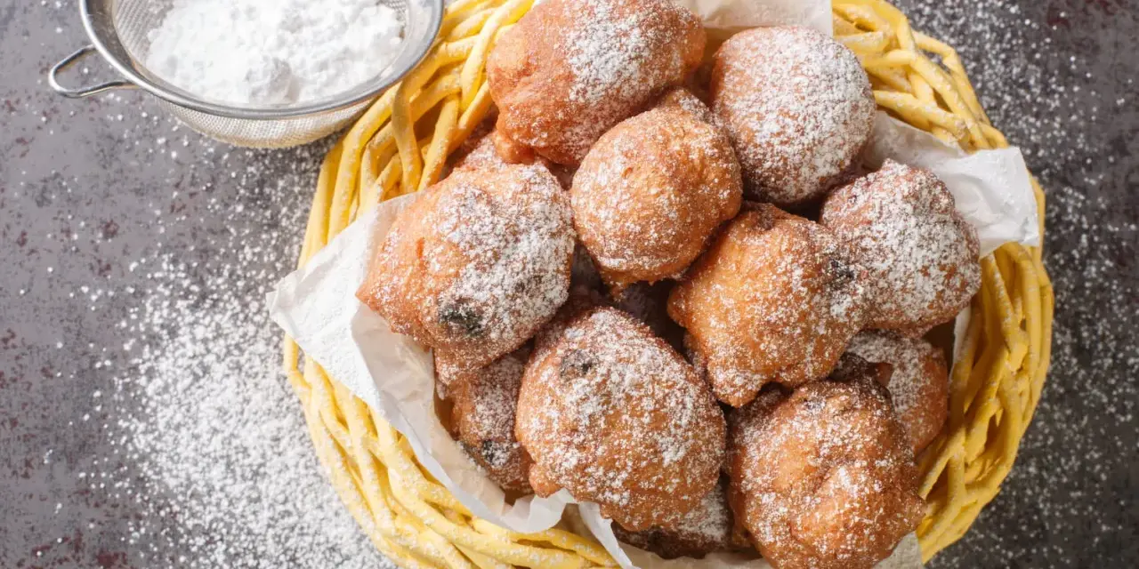 Beignets de carnaval saupoudrés de sucre glace, prêts à déguster. Une recette beignet de carnaval facile et rapide pour le plaisir de tous.